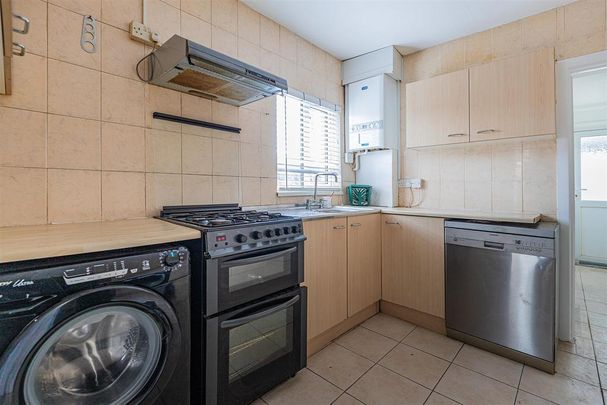 3 bedroom end of terrace house to rent - Photo 1