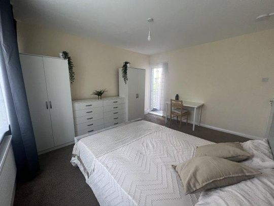 4 bedroom flat to rent - Photo 1