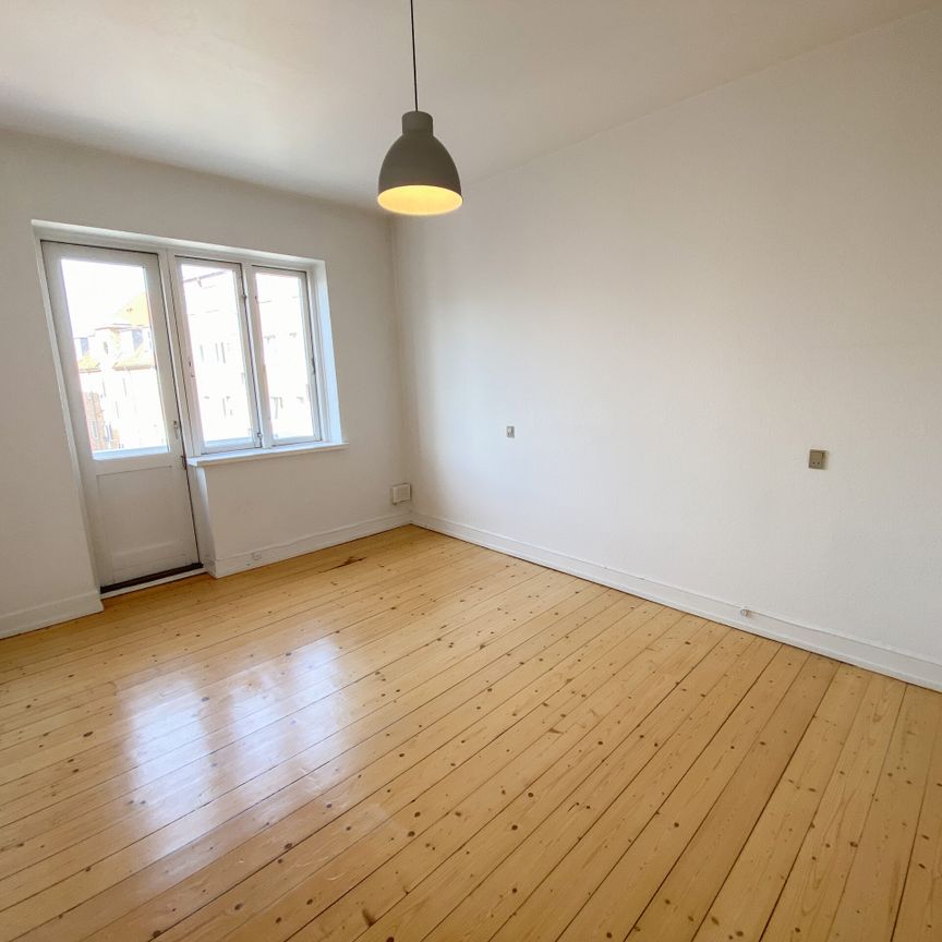 Centraltbeliggende og lys 2-værelses lejlighed med altan - Photo 1