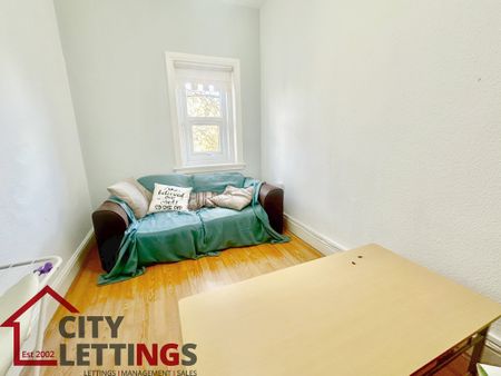 3 Bedroom Flat - Photo 3