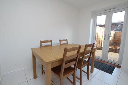 4 bedroom semi-detached house to rent - Photo 2