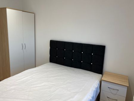 Stunning 2 Bedroom flat available all bills included – Coventry Road - Photo 2