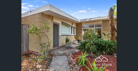 SINGLE LEVEL 70'S INSPIRED, SPACIOUS 3 BEDROOM HOME - Photo 3