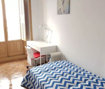 Room for rent in 5-bedroom apartment in Argüelles, Madrid - Photo 3