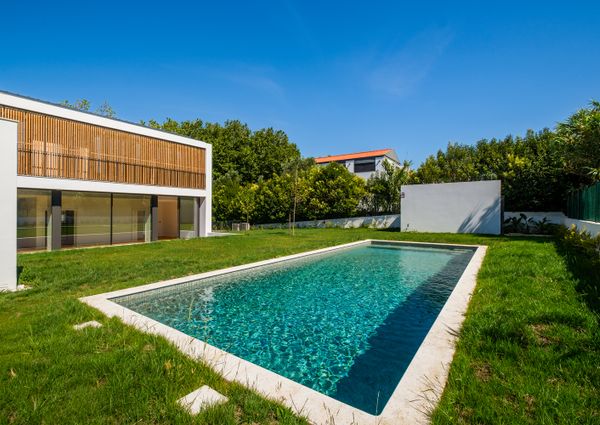 Moradia T6 de arquitetura moderna inserida no Golfe de Oeiras