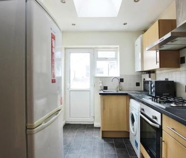 A lovely two bedroom garden flat. 6 months only! - Photo 5