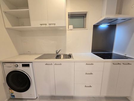 Charming 2 BedRoom Flat with Garden! - Photo 4