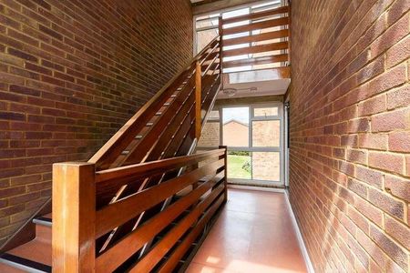 Kestrel Court, SG12 - Photo 3