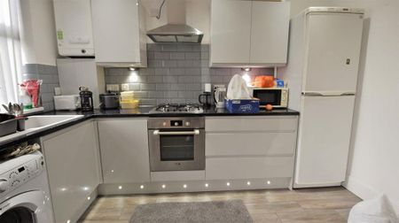 1 bedroom in a house share to rent - Photo 2