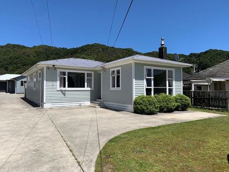 Charming 3 Bdrm Wainuiomata Home - Photo 2