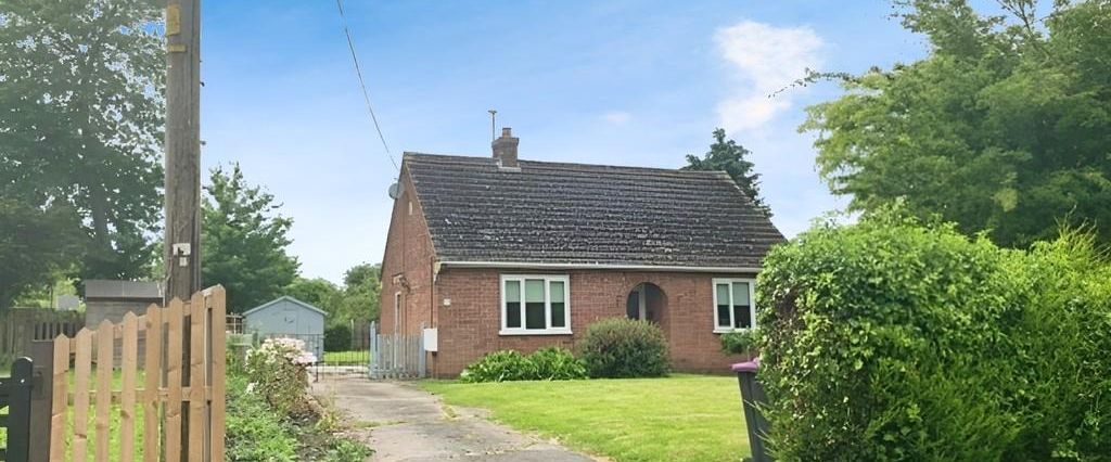 2 bedroom detached bungalow to rent - Photo 1