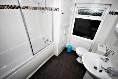 5 bedroom flat to rent - Photo 4