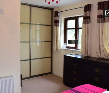Ensuite room in 3-bedroom apartment in Ballinteer, Dublin - Photo 4