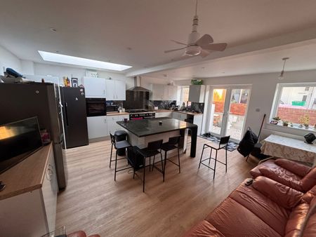 5 Bed End Terrace, Whittington Road, BS16 - Photo 4