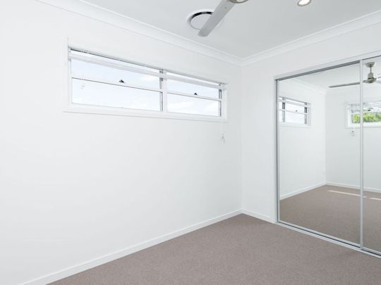 Three Bedroom Tri Level Townhome Ideal Location and Ducted Air Con! - Photo 1