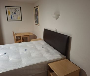 Room in a Shared Flat, Pine Rd, NW2 - Photo 1