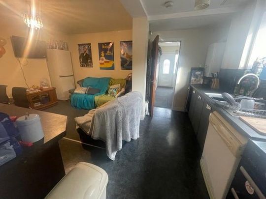 5 bedroom private hall to rent - Photo 1