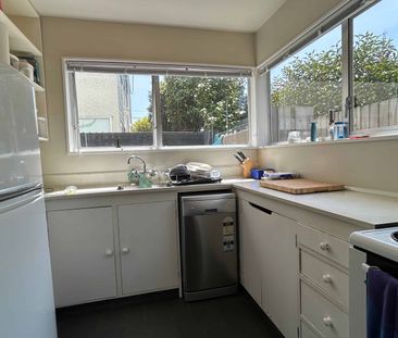 Lock & leave 2 bedroom townhouse in St Albans - Photo 3