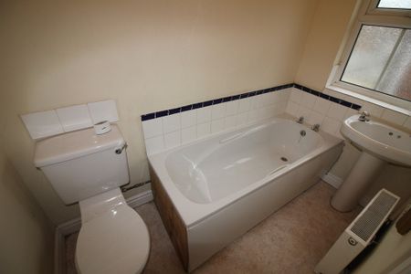 3 Bedroom Mid Terraced House - Photo 2