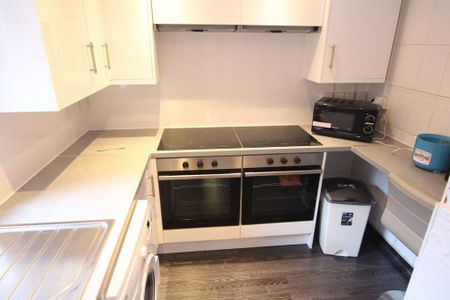 1 bedroom in a house share to rent - Photo 3