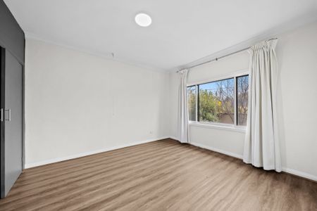 Spacious Family Home Close to Bus stop - Photo 2