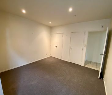 Sunny Two Bedroom Apartment with two secure carparks - Photo 4