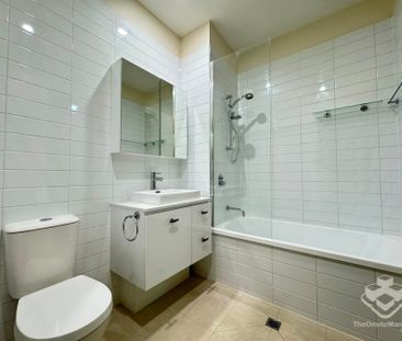 Newly Renovated | Extra-High Ceilings | 2 Car Spaces | Park Views - Photo 4