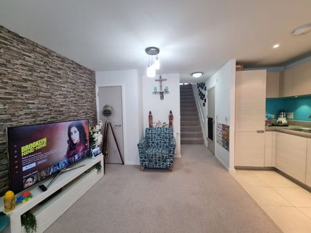 2 Bed Maisonette, Exeter Road, E16 - Photo 2