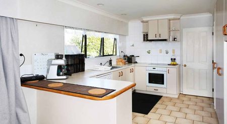 Spacious and private 3-bed family home in Rosehill! - Photo 2