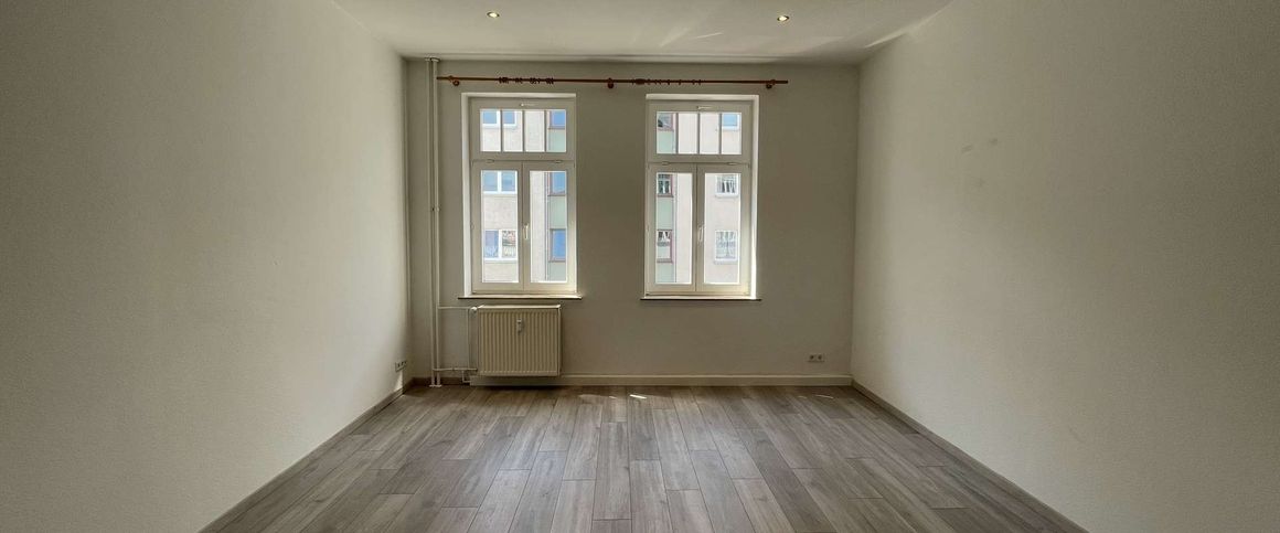 Sanierte 3 Raumwohnung mit großem Balkon in zentraler Lage! - Photo 1