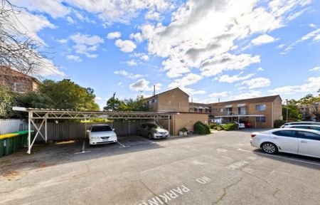Semi-furnished, prime location, low maintenance! - Photo 5