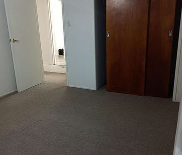 Ready to move in - 1 Bed + Study Unit in St Lukes - Photo 3