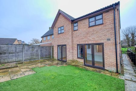Spacious Detached Family Home with Garage available TO LET in Wymondham - Photo 2
