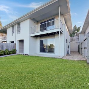 Spacious 3 Bedroom Townhouse with Double Garage - Photo 2