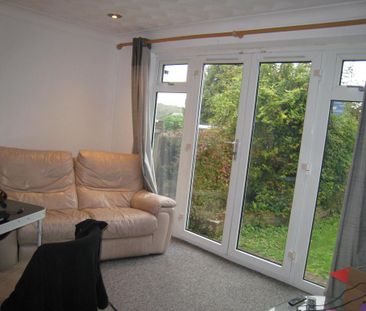 4 bedroom end of terrace house to rent - Photo 4