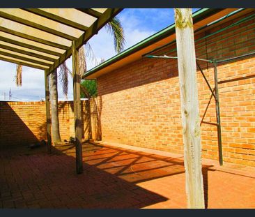 Spacious & Convenient Home in Clovelly Park - Photo 5