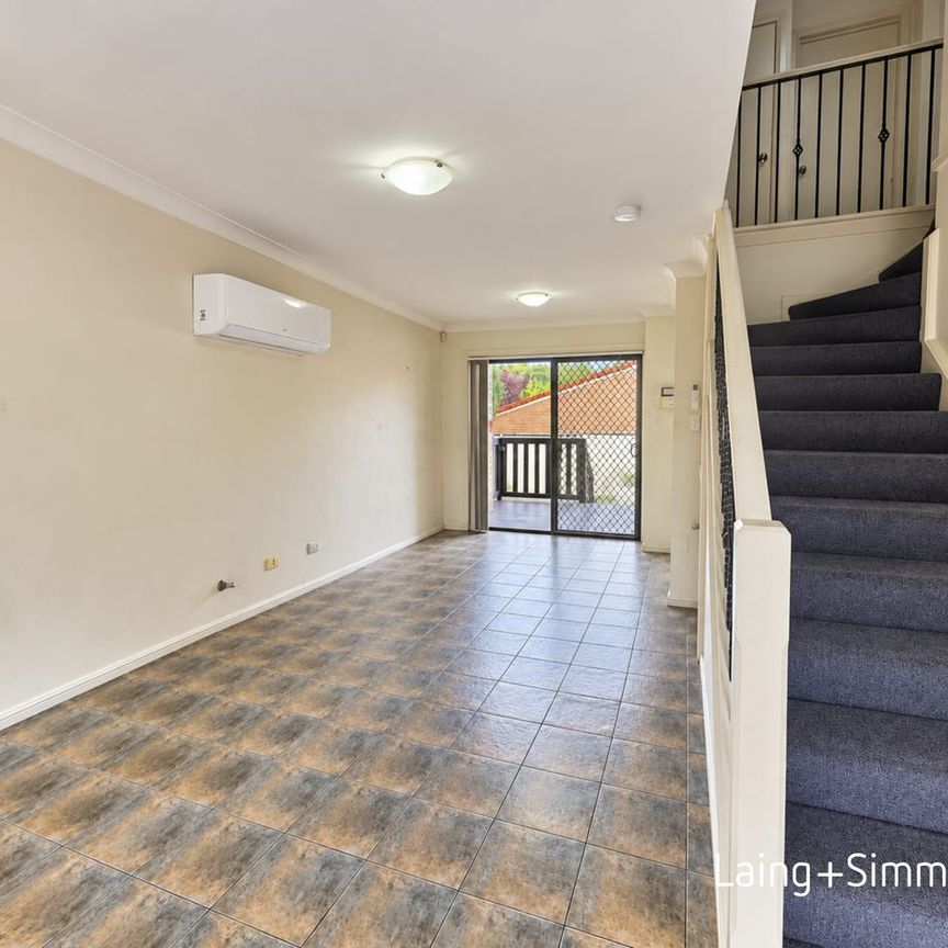 Spacious townhouse perfect for modern living - Photo 1