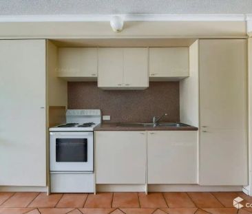 “Studio Apartment in Highgate Hill” - Photo 5
