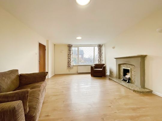 5 bedroom Detached House to let - Photo 1