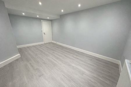 2 Bed Flat, Ling Road, E16 - Photo 2