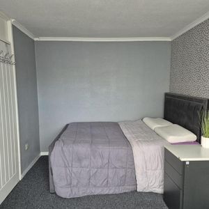 3 bedroom end of terrace house to rent - Photo 3