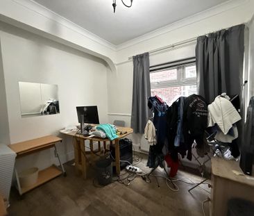 4 bedroom semi-detached house to rent - Photo 5