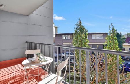 Pole position apartment with amazing finishes and private outlook - Photo 5