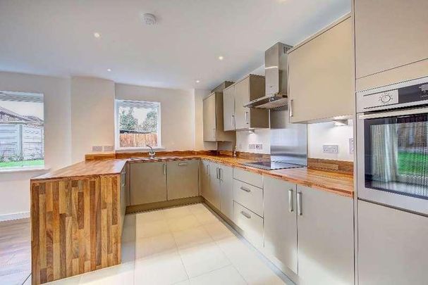 Kingston Road, Wimbledon Chase, London, SW20 - Photo 1