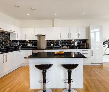 3 bedroom flat to rent - Photo 6