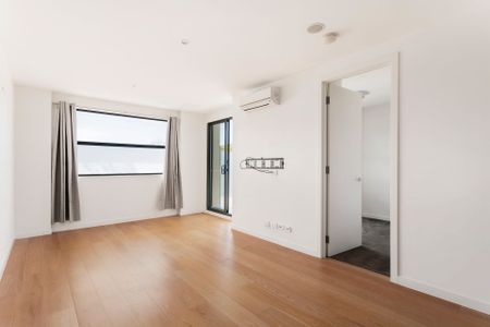 Stylish Apartment Steps from Cafés & Trams - Photo 4