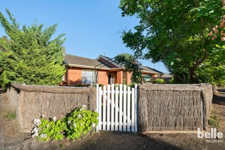Charming Three - Bedroom Cottage in Desirable Myrtle Bank - Photo 3