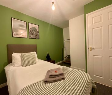 3 bedroom Mid Terraced House to let - Photo 6