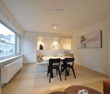 Volledig gerenoveerd, gemeubeld hoekappartement gelegen op enkele s... - Photo 2