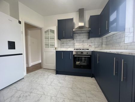 4 bedroom semi-detached house to rent - Photo 3